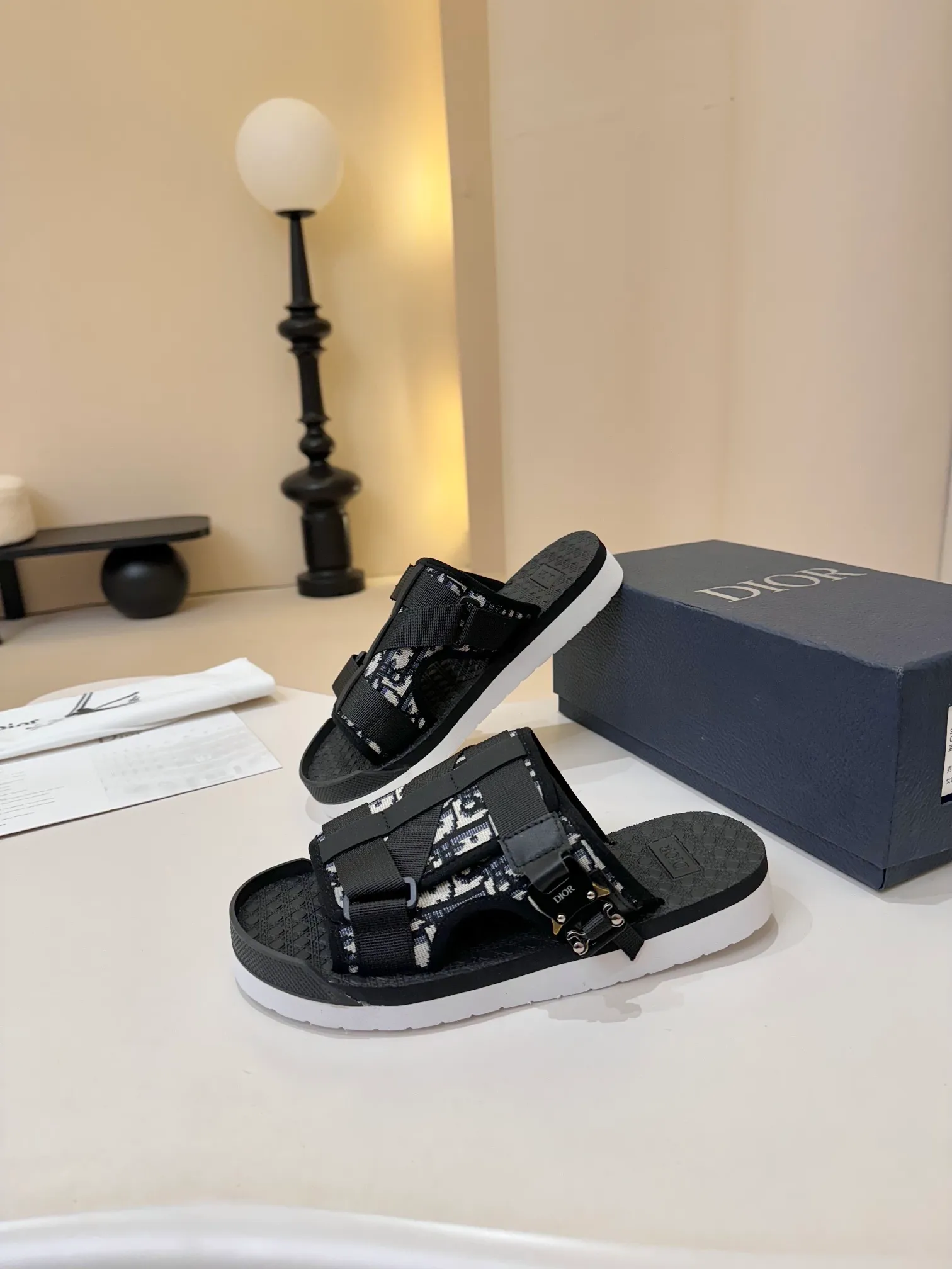 [Dior] P: 340💰 -Size: 38-46 Dior Dior D’s classic men’s slippers, high-end boutique, original material, pure cotton printed canvas upper, fine workmanship, super soft sole, casual, loose and comfortable, a must-have in summer!